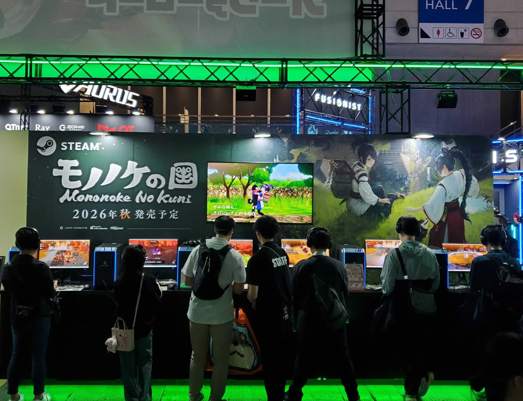 東京ゲームショウ2025のブースで多くの人が試遊を楽しむ様子