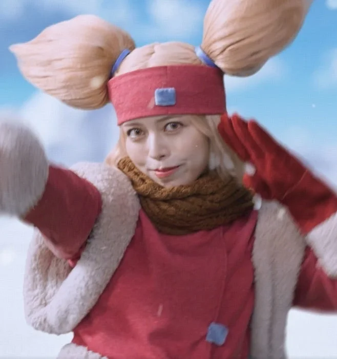 水瀬らいさんが『ホワイトアウト・サバイバル』のナタリアに扮したコスプレ
