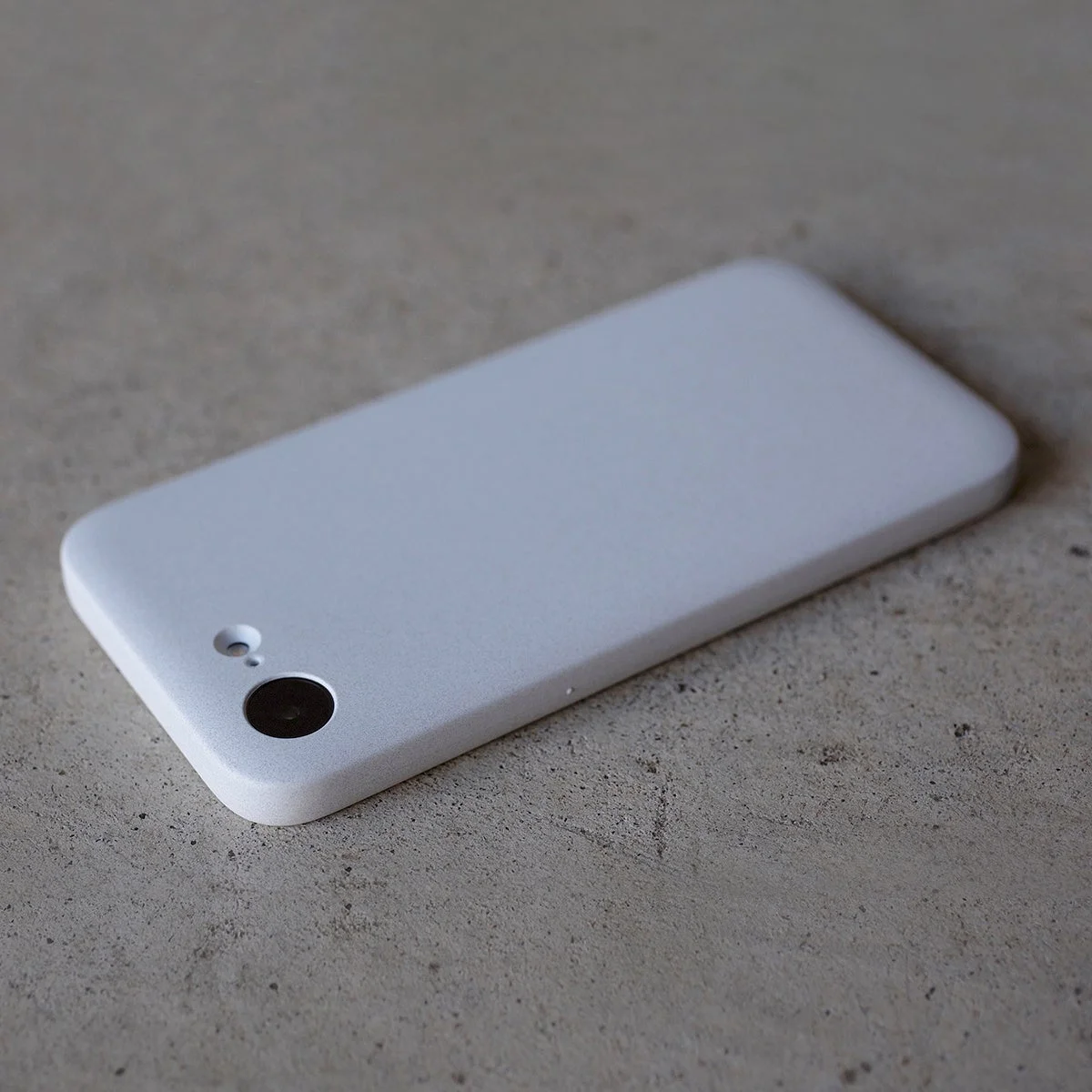 MYNUS iPhone 16e MAGCASE サンドホワイトの背面