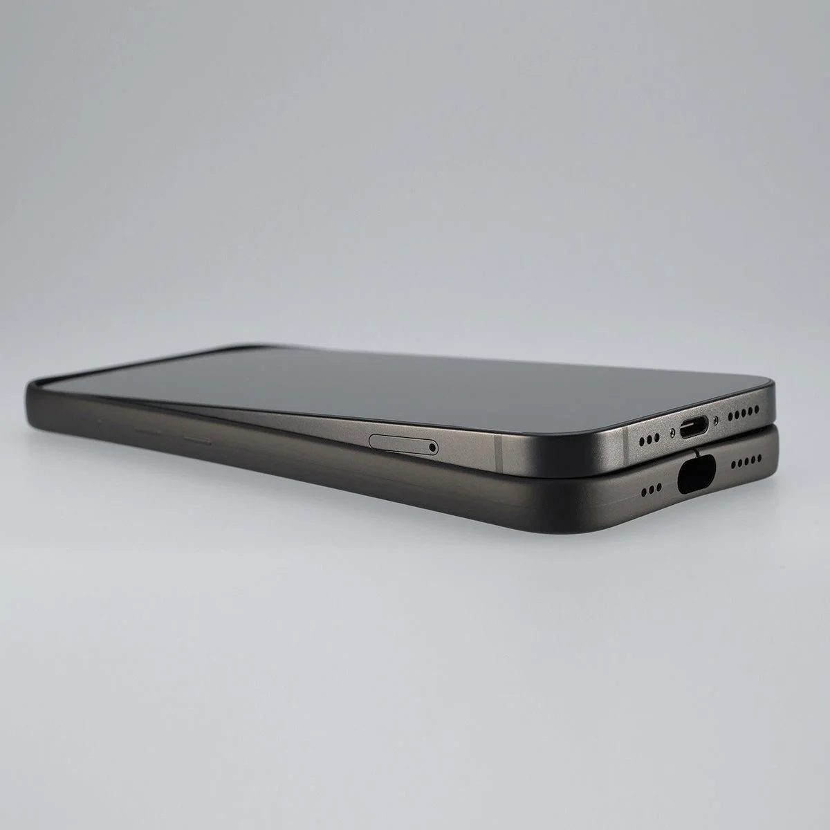 MYNUS iPhone 16e MAGCASEの薄さを強調した側面