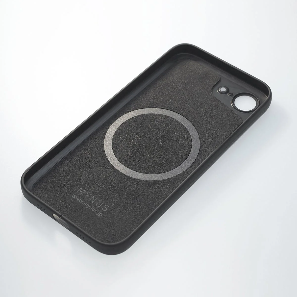 MYNUS iPhone 16e MAGCASEのケース内側にあるMagSafeリング