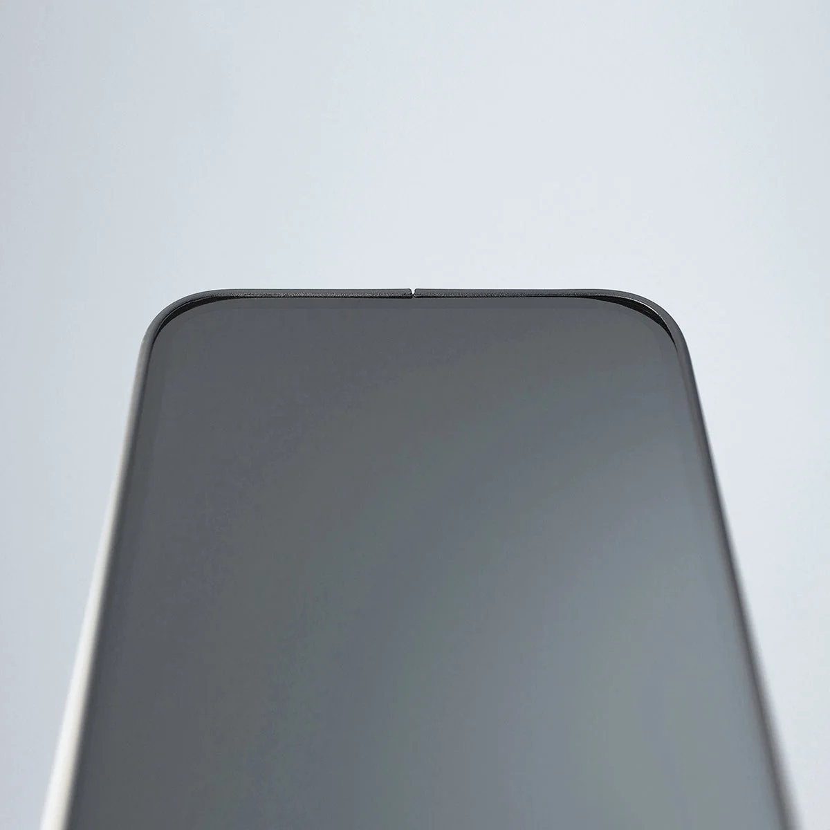 ケースの縁が低く画面が接地しないMYNUS iPhone 16e MAGCASE