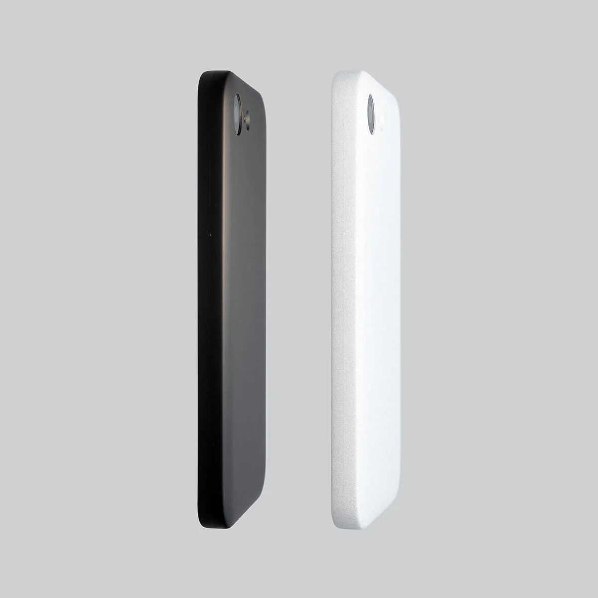 ラバーブラックとサンドホワイトのMYNUS iPhone 16e MAGCASE