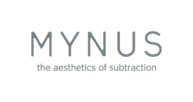 MYNUSロゴと「the aesthetics of subtraction」の文字