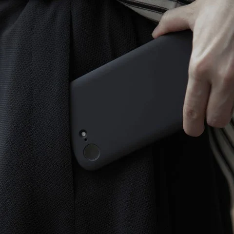 MYNUS iPhone 16e MAGCASE ラバーブラックをポケットに入れる様子