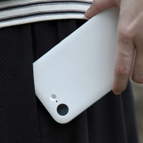 MYNUS iPhone 16e MAGCASE サンドホワイトをポケットに入れる様子