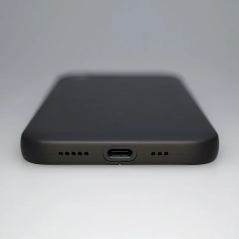 MYNUS iPhone 16e MAGCASEの底面（充電ポートとスピーカー穴）