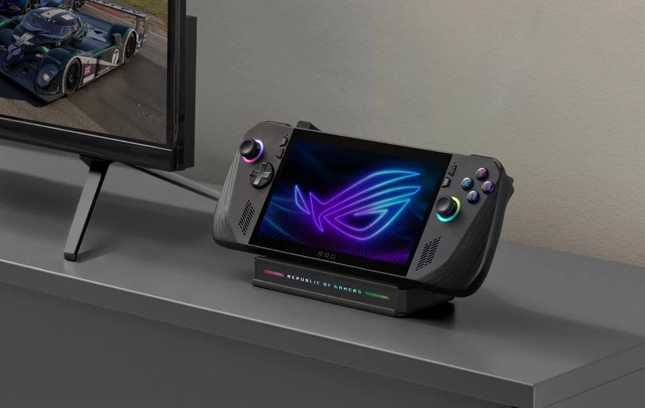 ROG Bulwark Dock DG300にROG Xbox Allyを接続し、テレビに出力している使用シーン