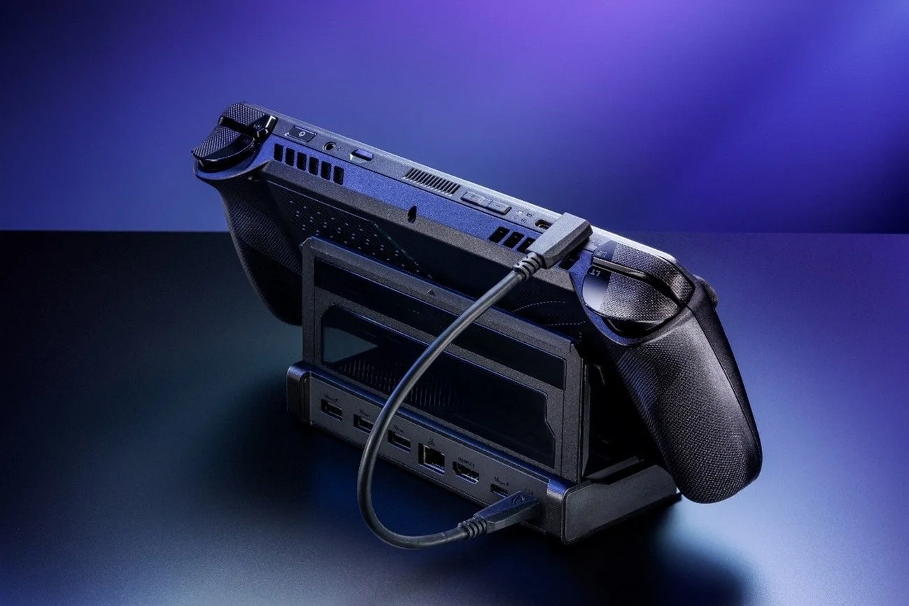 ROG Bulwark Dock DG300にROG Xbox Allyを接続し、ケーブル類を接続している背面写真