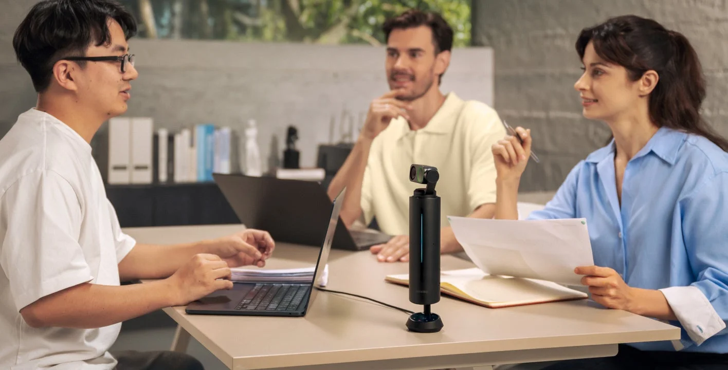 Insta360 WaveとLink 2を会議で使用するシーン