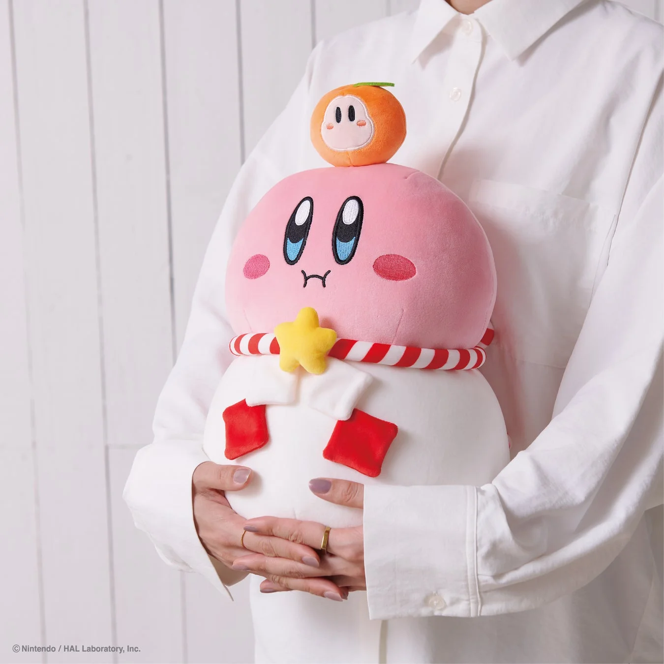 人が抱きしめている「おもちもちもちクッション（ほおばり）」