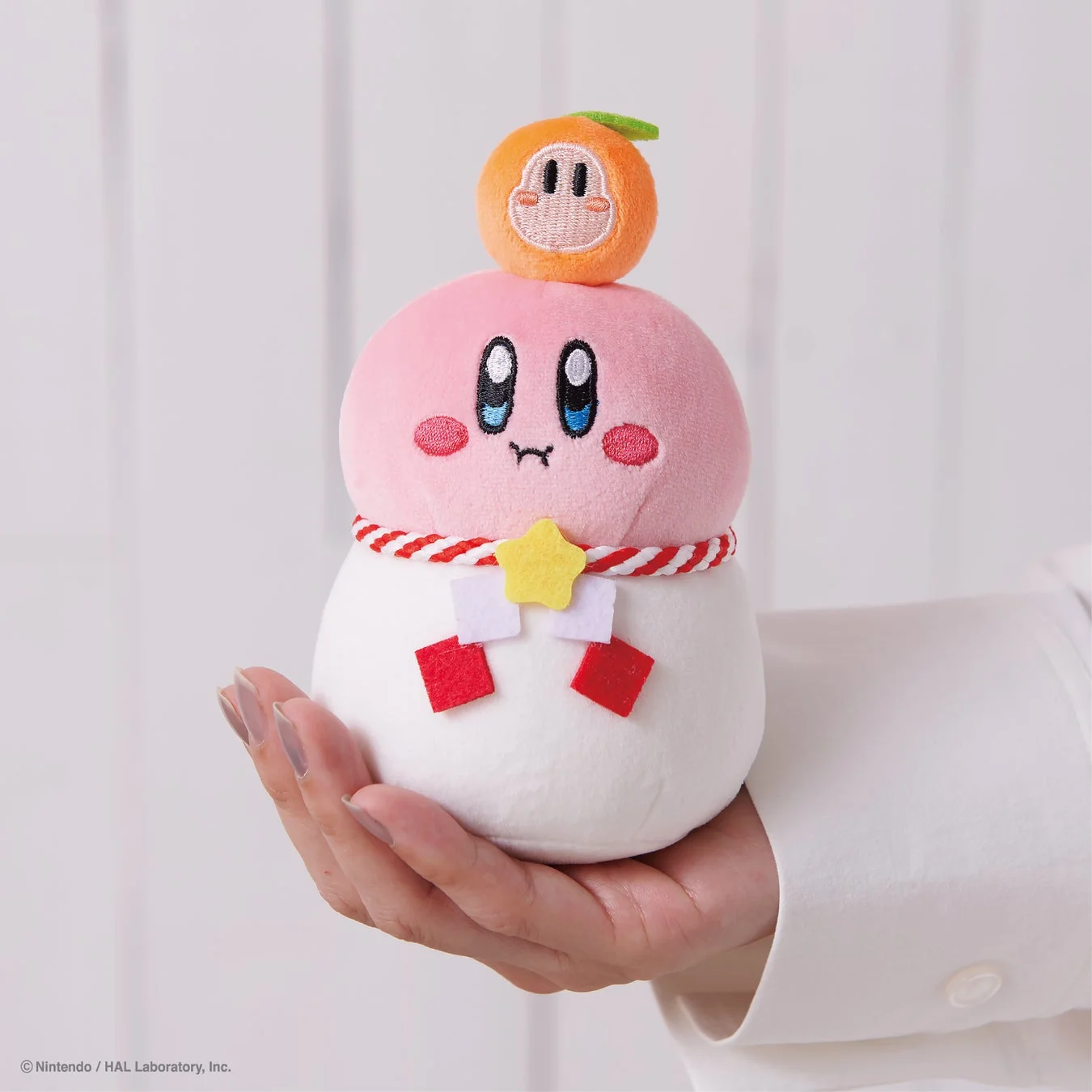 手のひらに乗せた「おもちもちもちマスコット（ほおばり）」