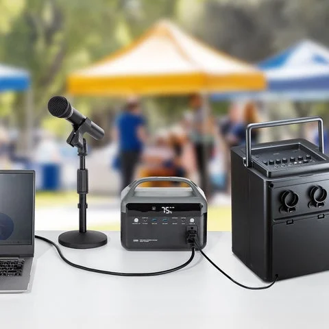 ポータブル電源でマイクと拡声器に給電し、イベント等で活用する様子