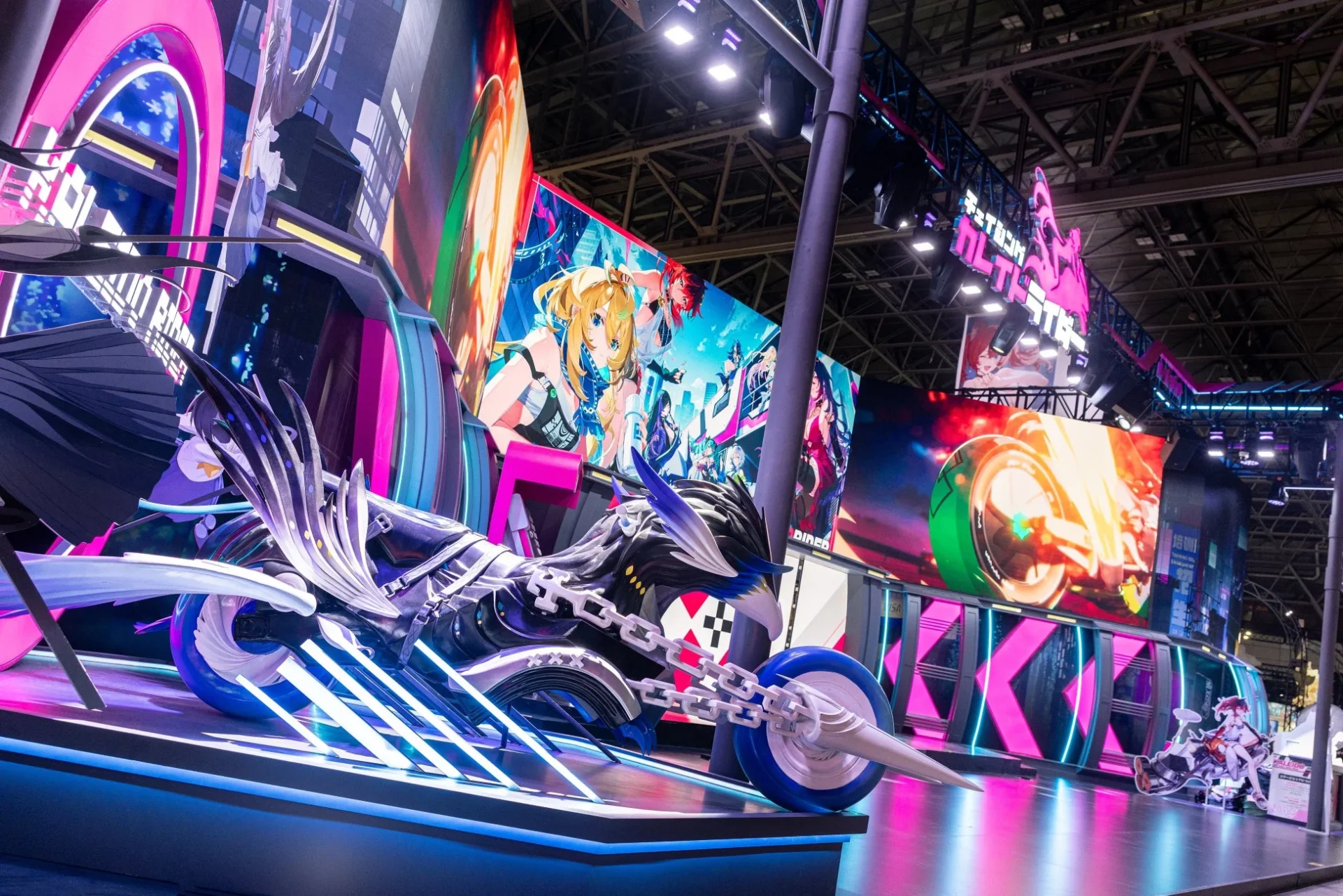 『チェイシング・カレイドライダー』ブースに展示されたバイクとキャラクタービジュアル