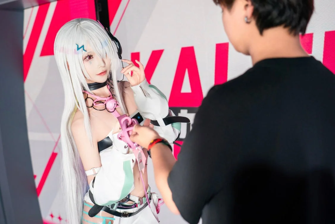 カレイドガチャイベントで来場者のネクタイを締めるコスプレイヤー
