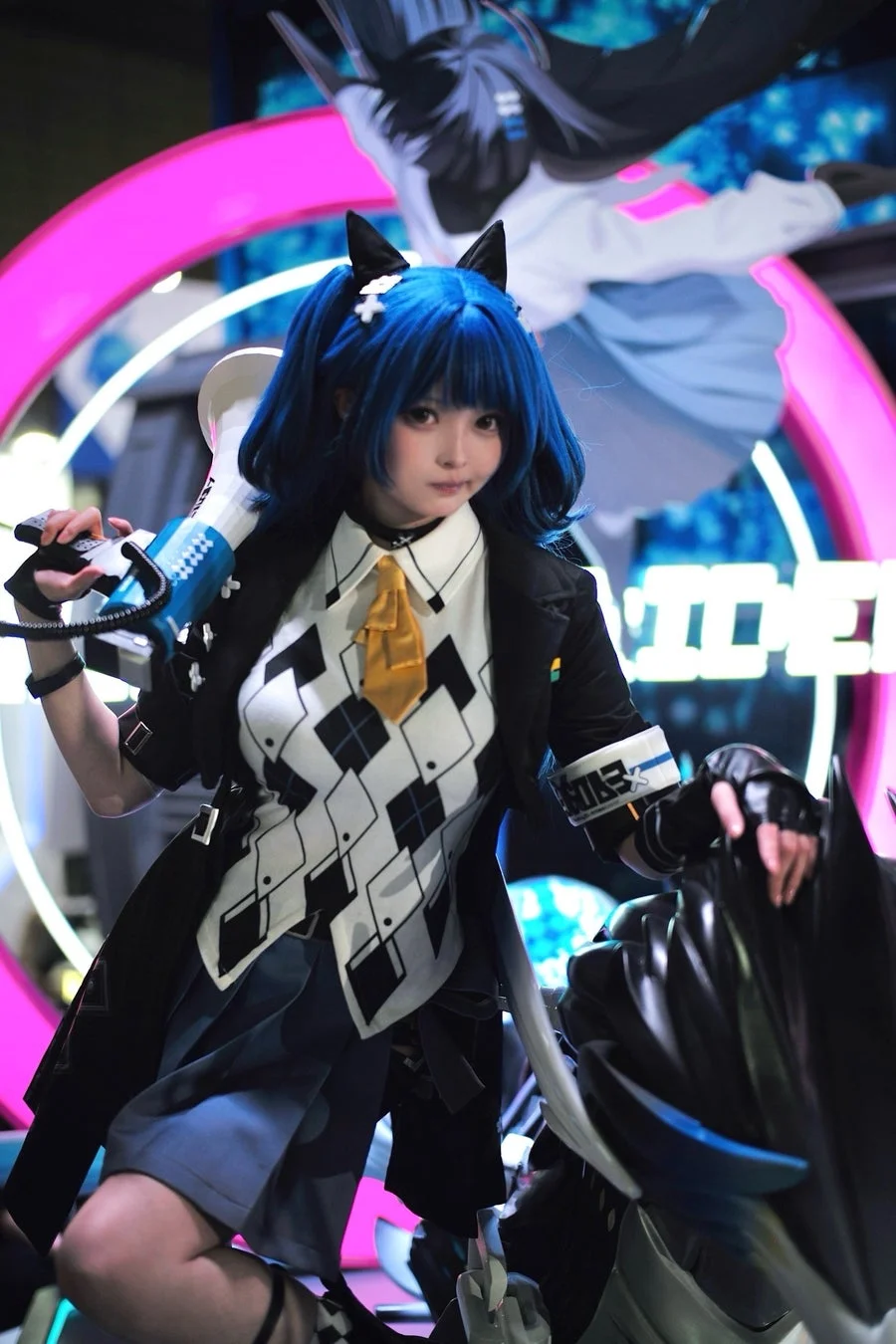 『チェイシング・カレイドライダー』のキャラクターに扮したコスプレイヤー