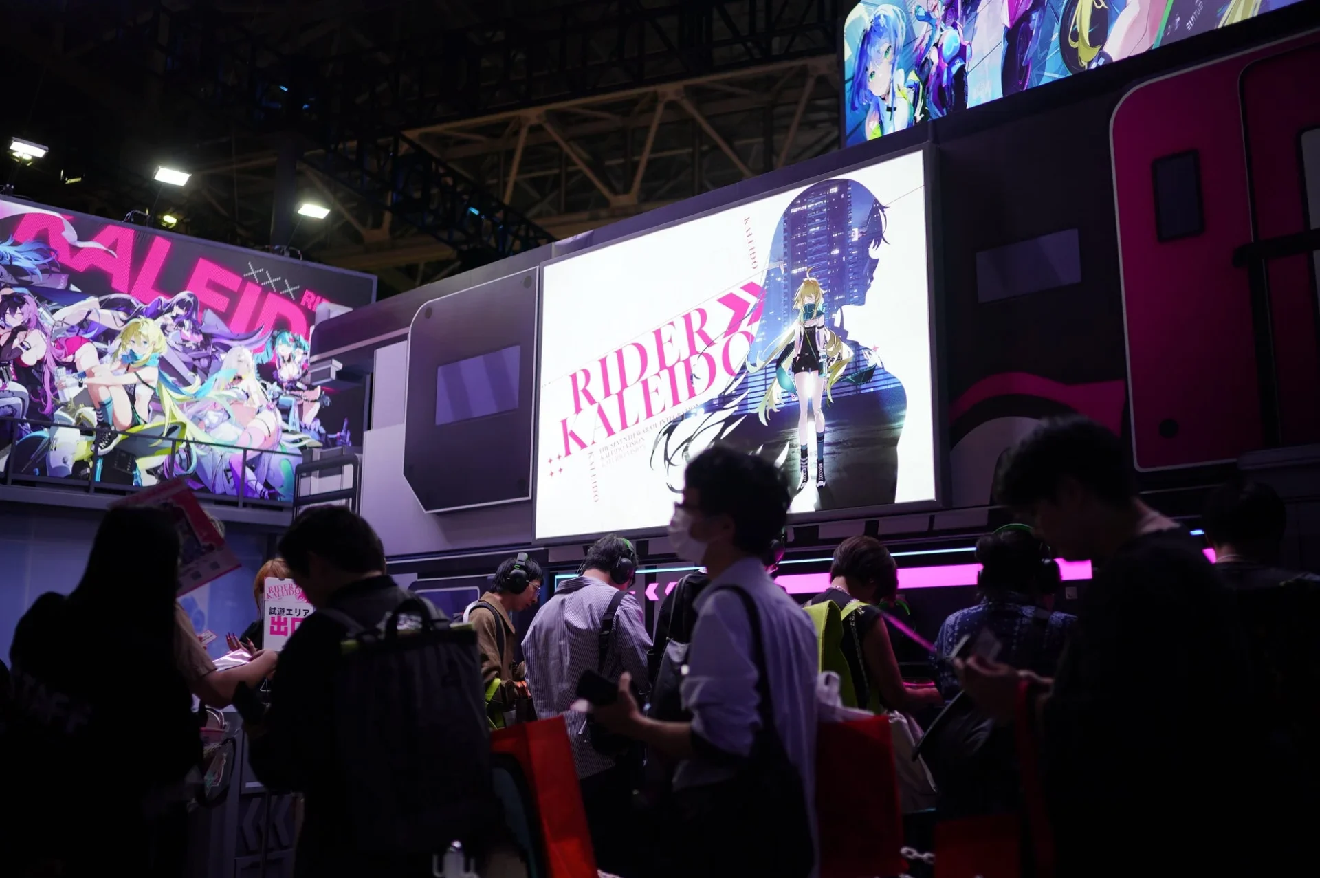 『チェイシング・カレイドライダー』ブースの試遊エリアでゲームを楽しむ来場者