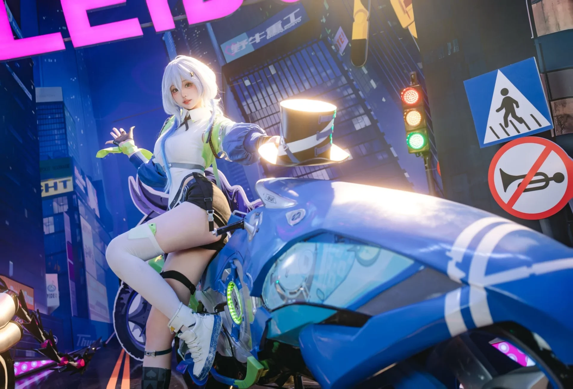 『チェイシング・カレイドライダー』キャラクターのコスプレイヤーがバイクに乗る姿