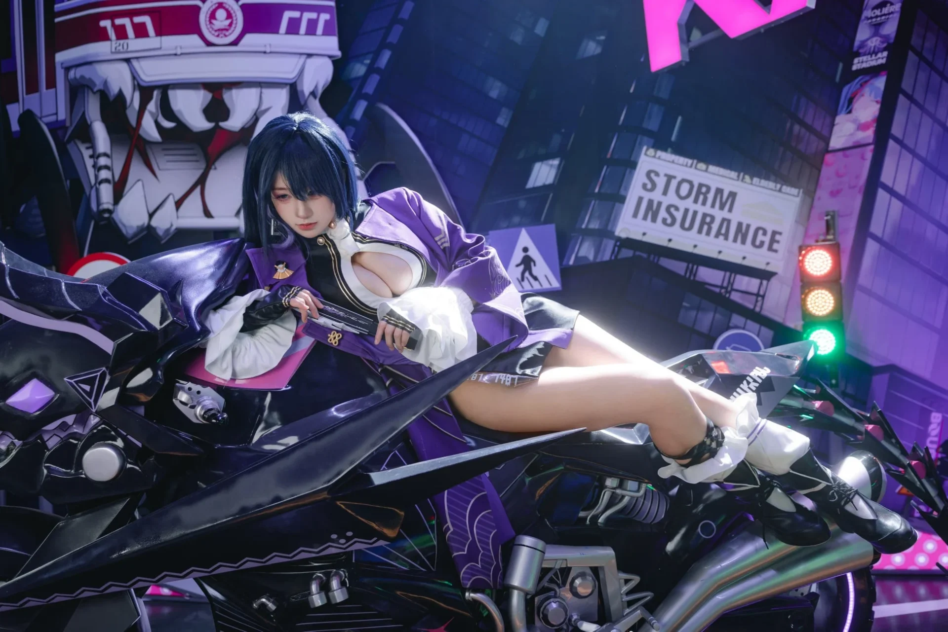 『チェイシング・カレイドライダー』キャラクターのコスプレイヤーがバイクに乗る姿