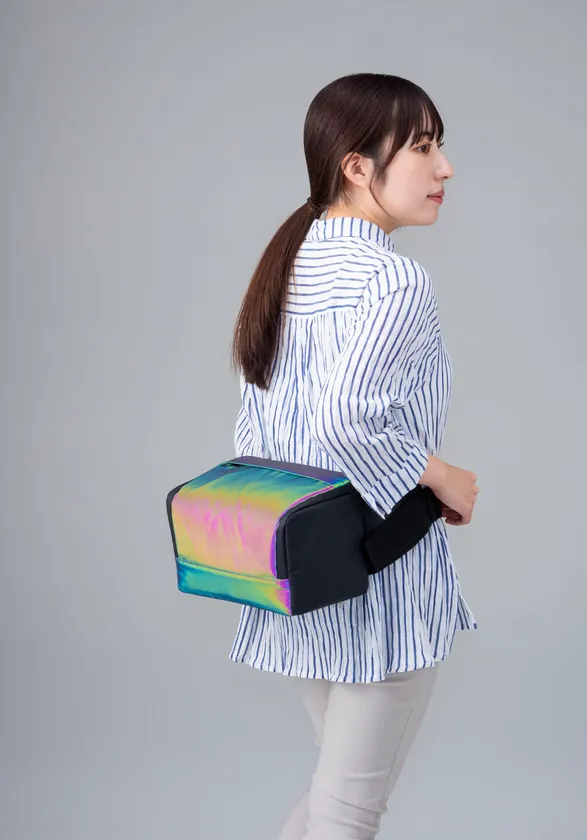 女性がウエストバッグとして装着したゲーミング防災バッグ