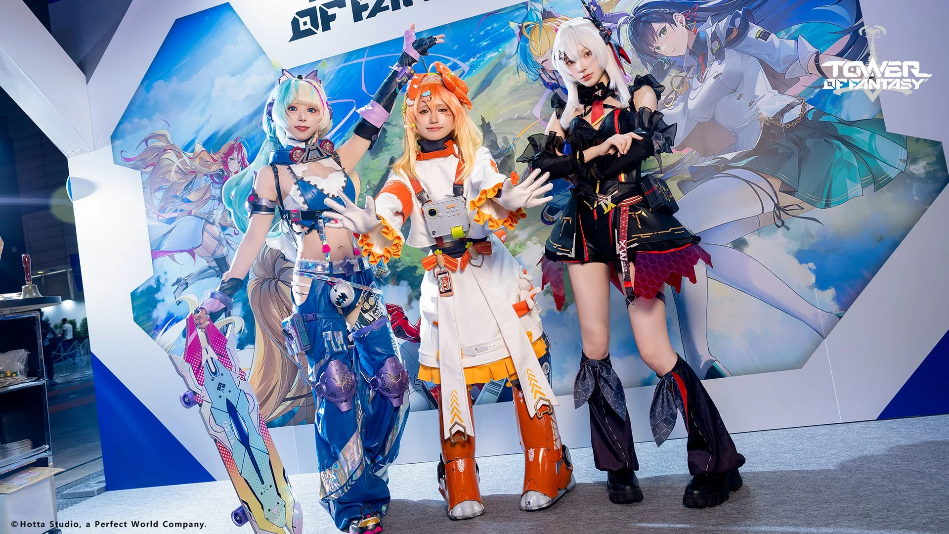 東京ゲームショウ2025の『Tower of Fantasy（幻塔）』ブースを彩るコスプレイヤー