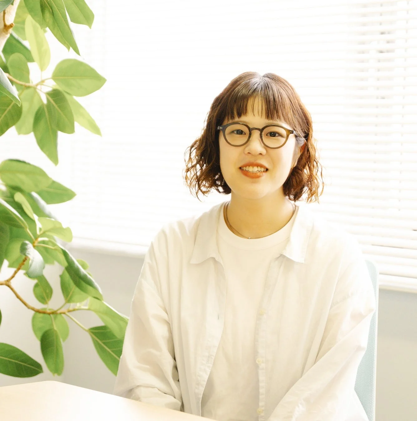 株式会社デラの担当者、笑顔の女性社員
