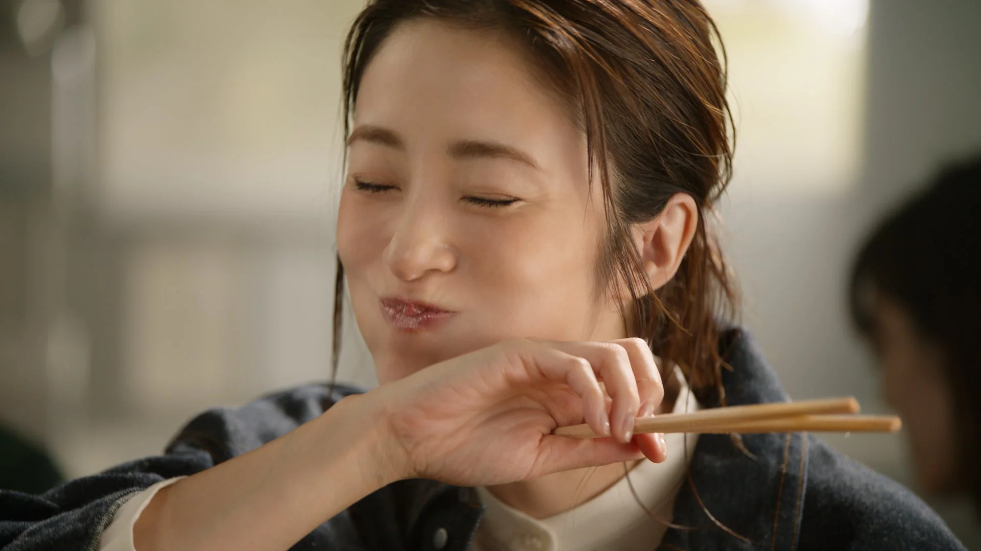 上戸彩さんがうどんを美味しそうに食べる様子