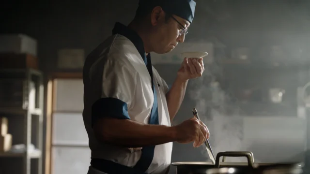 麺職人がだしを味見している真剣な様子