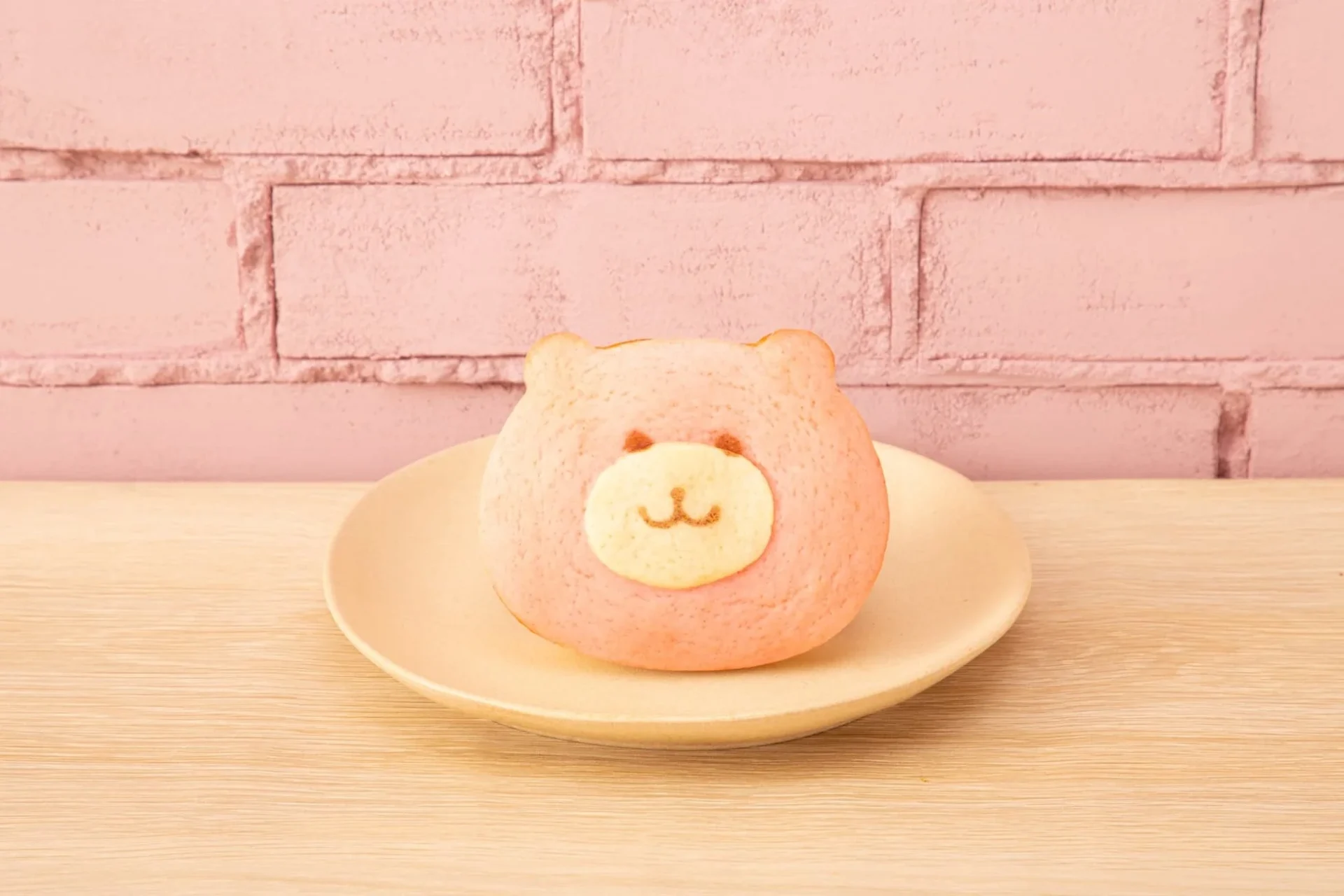 ちいかわのくまさんポシェットをイメージしたフランボワーズソース入りメロンパン風「くまさんポシェットパン」