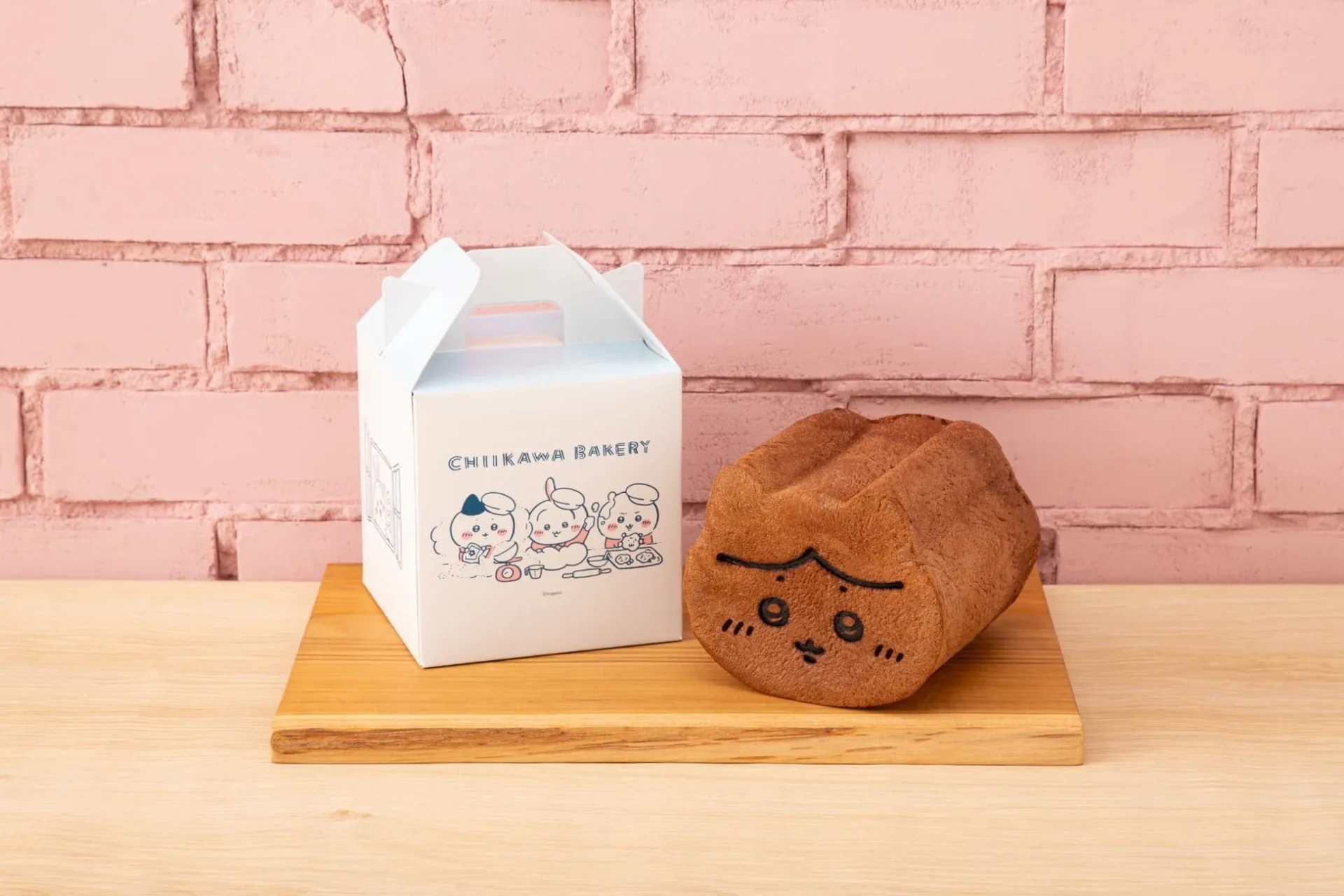 チョコが練り込まれたほんのり甘い「ハチワレ食パン」とパッケージ
