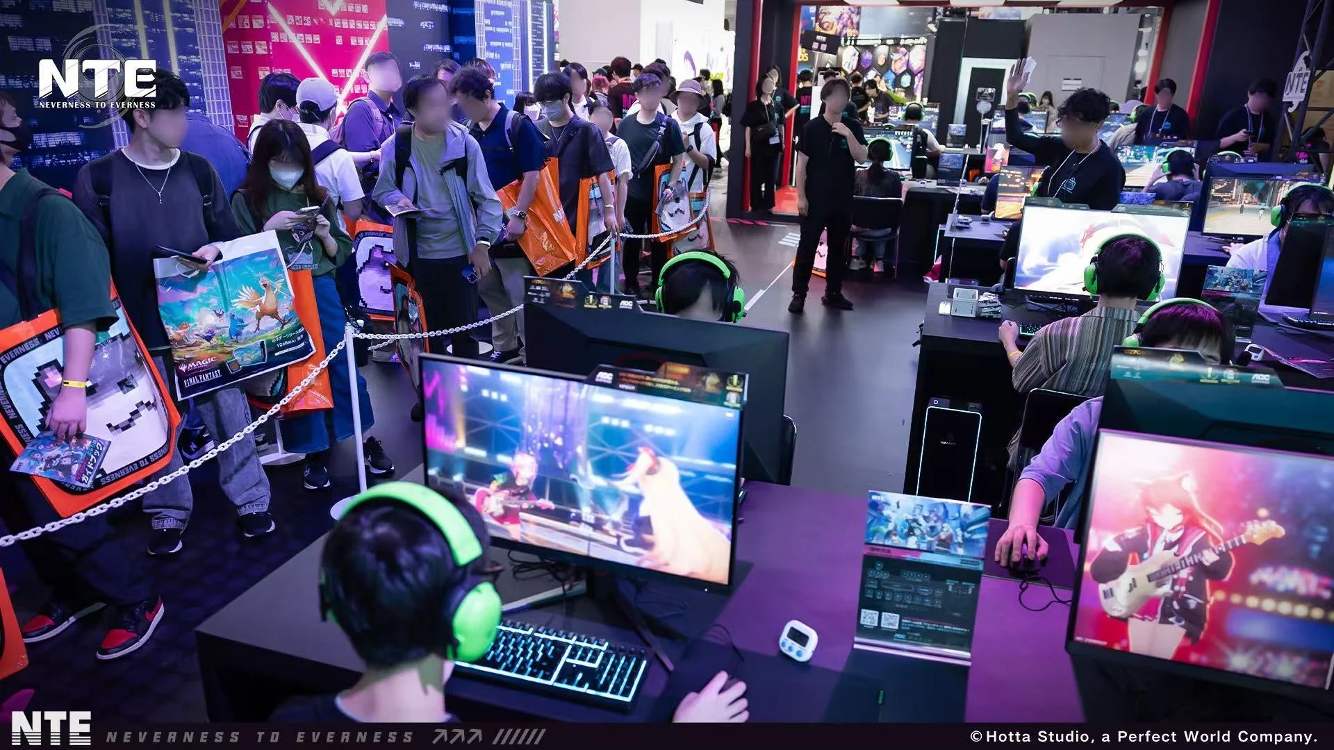 『NTE: Neverness to Everness』試遊コーナーでゲームをプレイする来場者