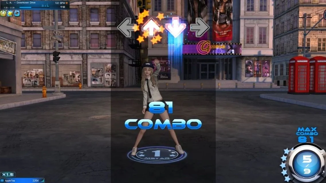 『Club M Star』の街並みを背景にダンスを踊るキャラクターとコンボ表示