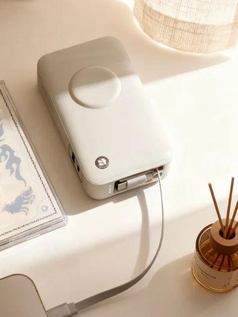 RORRY H1モバイルバッテリーのケーブル内蔵機能を示す使用例