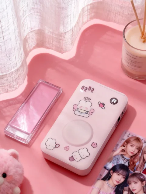 RORRY H1モバイルバッテリーのピンクモデルと可愛らしいデコレーション