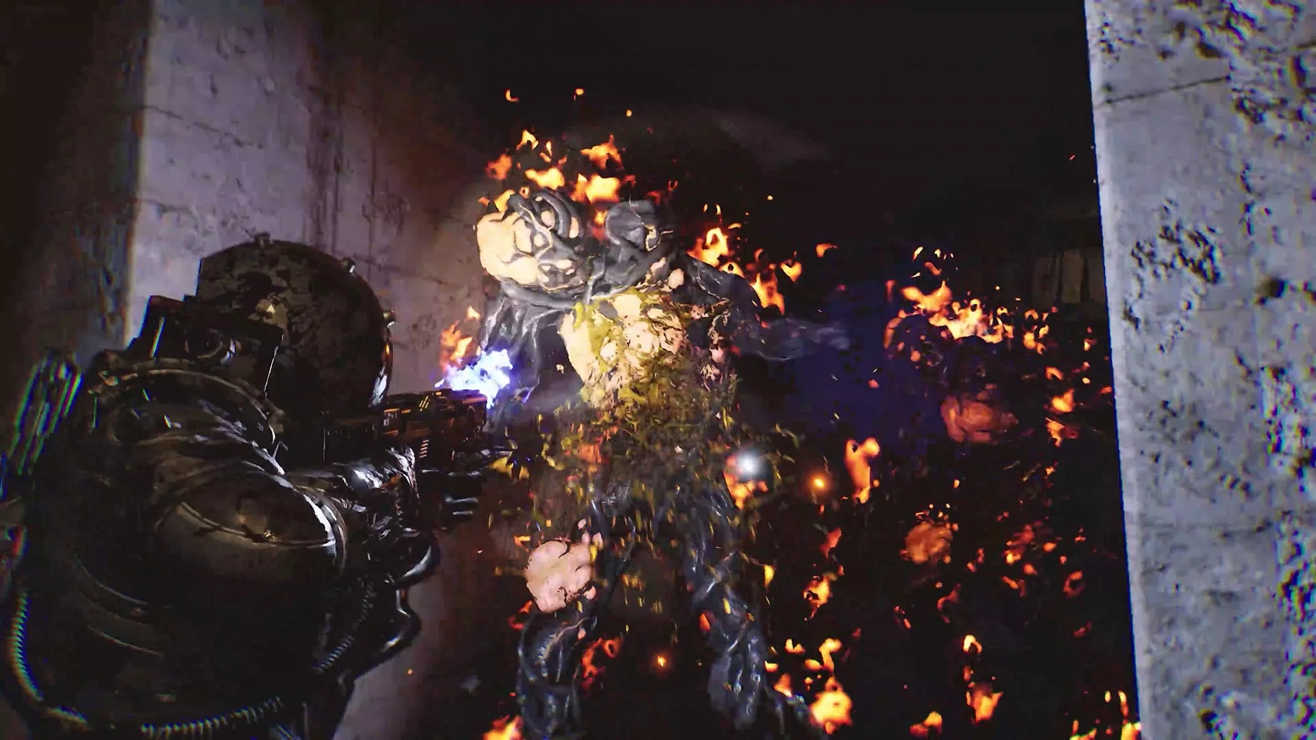 敵を炎で焼却する主人公のゲームプレイ画面