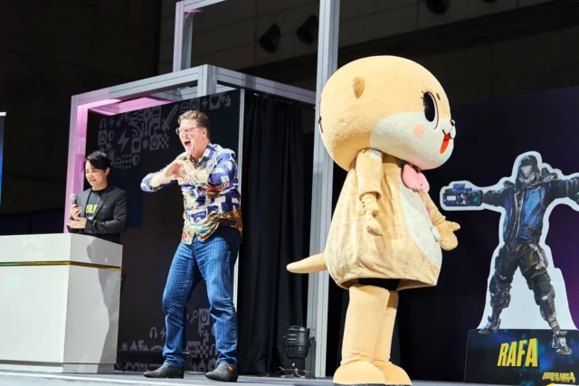 ボーダーランズ4TGSステージでちぃたん☆とダンスを踊るランディ・ピッチフォード氏