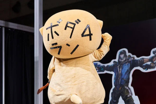 背中に「ボダラン4」と書かれたちぃたん☆の後ろ姿