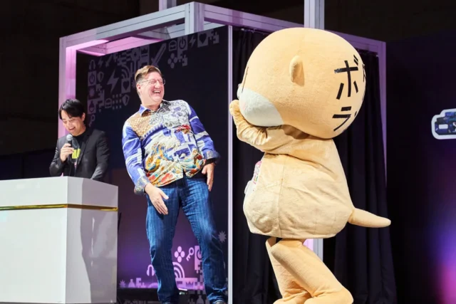ボーダーランズ4TGSステージでちぃたん☆と笑顔を見せるランディ・ピッチフォード氏