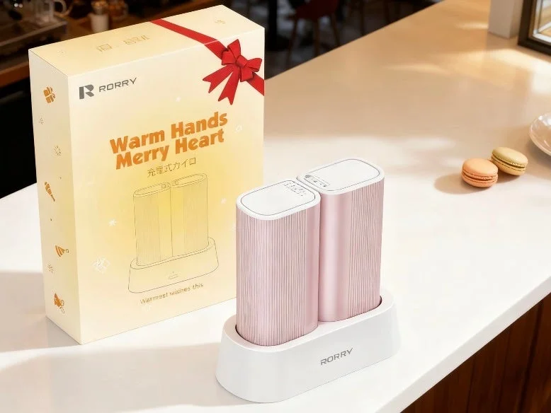 RORRY昇進版充電式カイロのパッケージと充電スタンドにセットされたピンクの本体