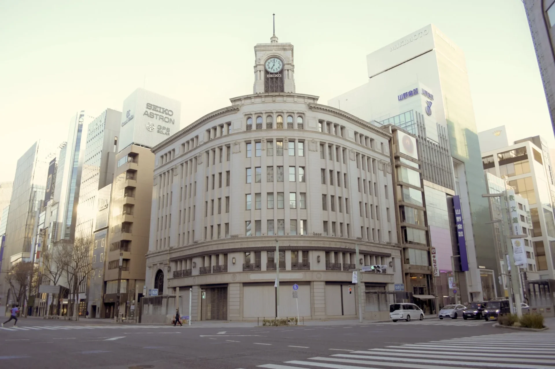 銀座の象徴的な建物が写る街並み