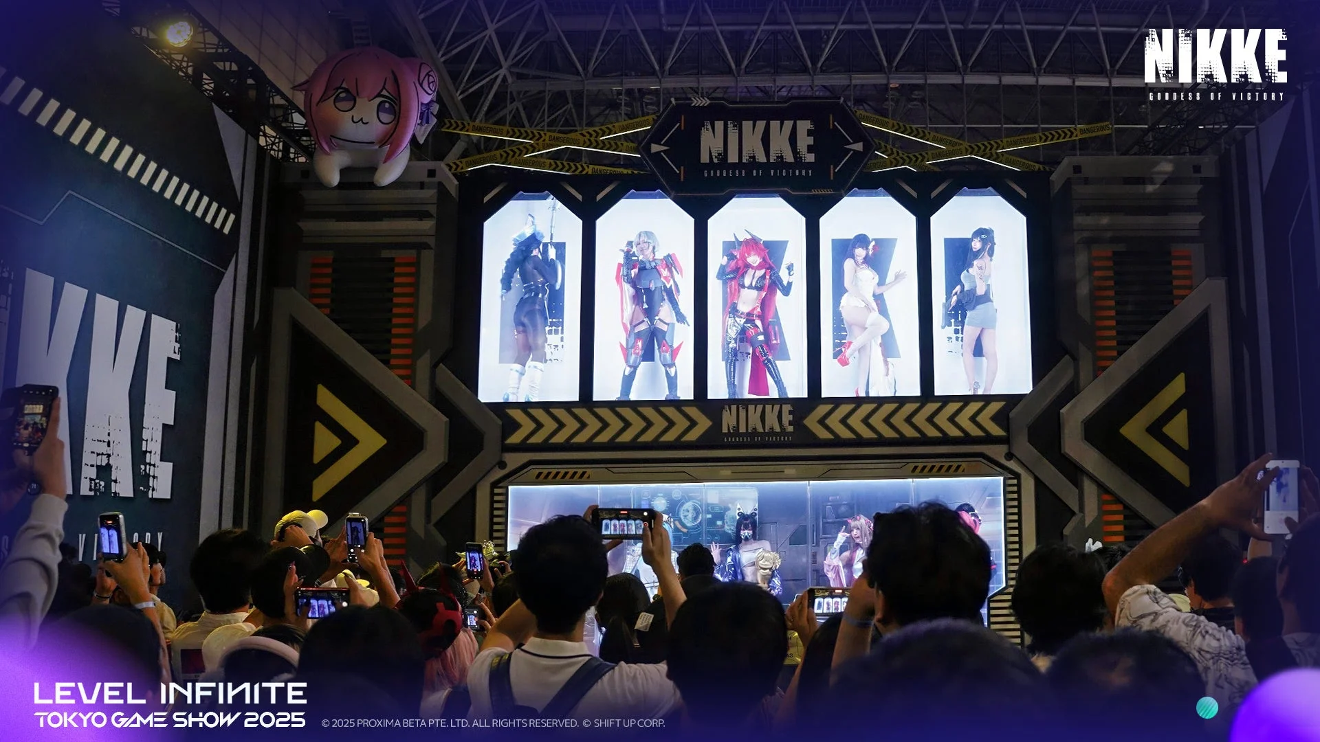 来場者で賑わう「勝利の女神：NIKKE」ブースのリアル10連ガチャ