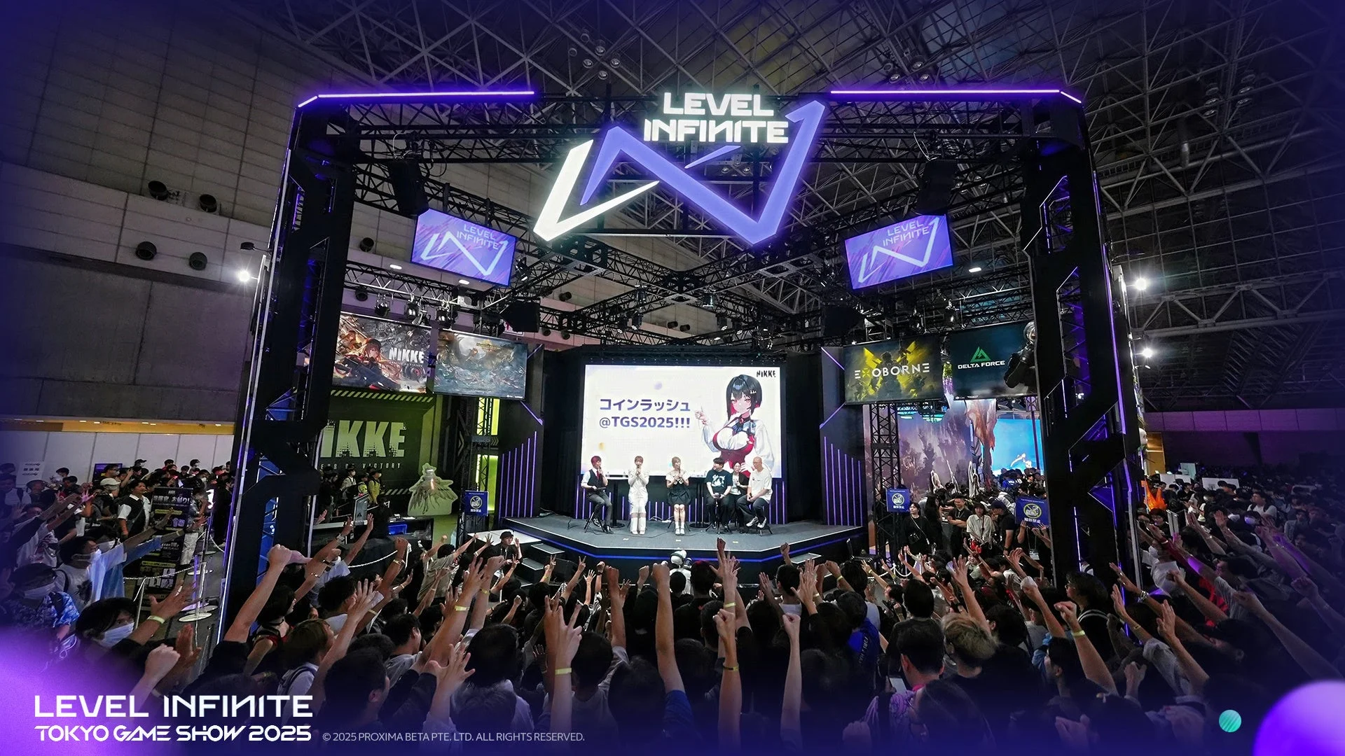 東京ゲームショウ2025の「NIKKE」ステージを囲む多くの来場者