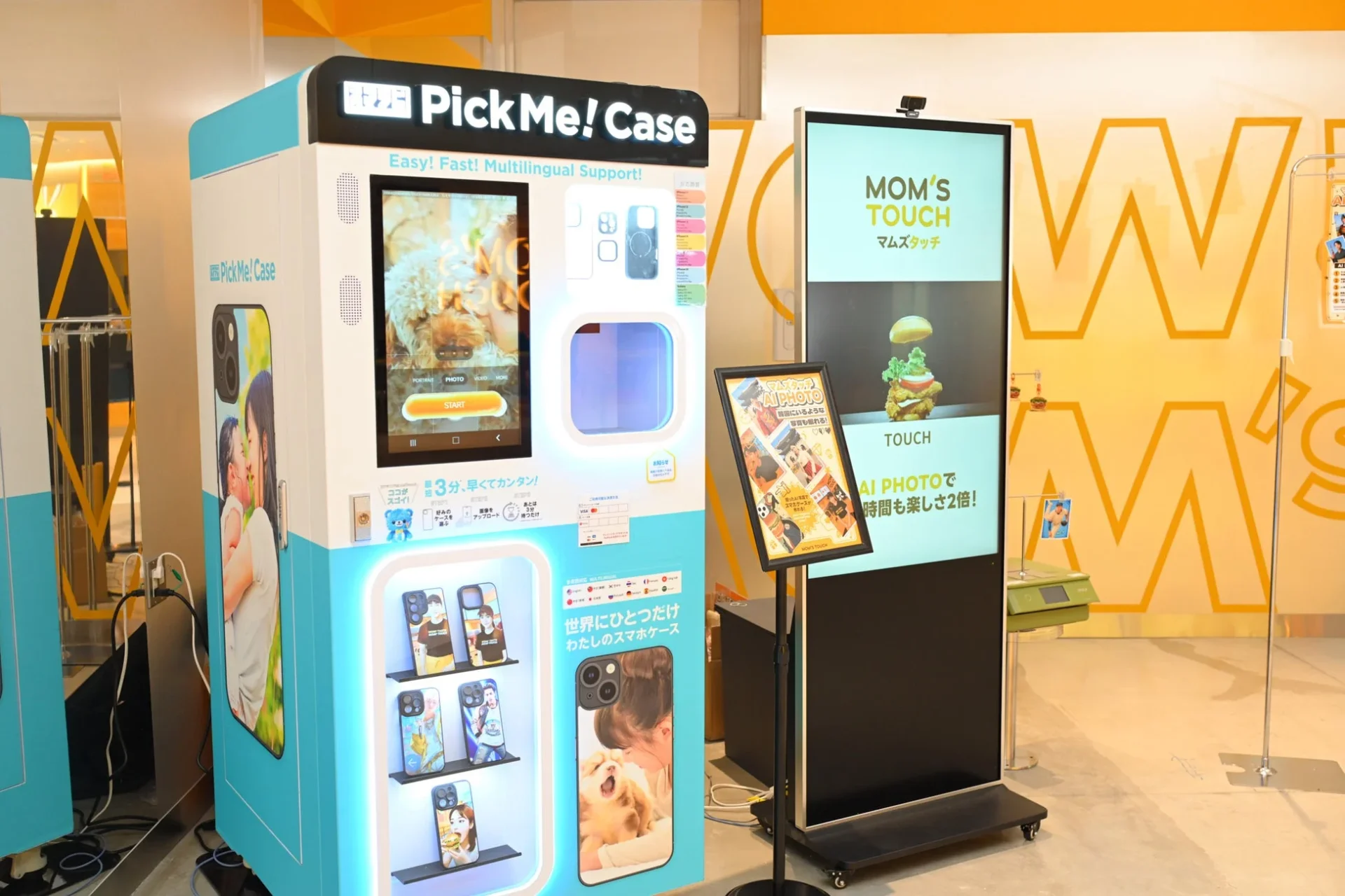 店内に設置されたスマホケース自動販売機とAIセルフ写真機
