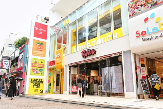 原宿竹下通りに面したマムズタッチソラド原宿店の外観全景