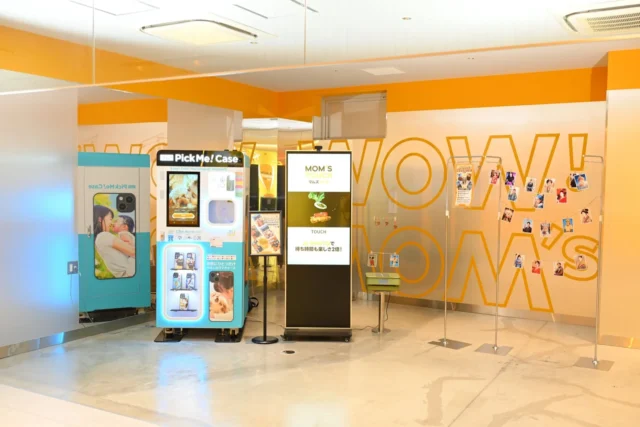 マムズタッチ原宿店のスマホケース自動販売機とAIセルフ写真機