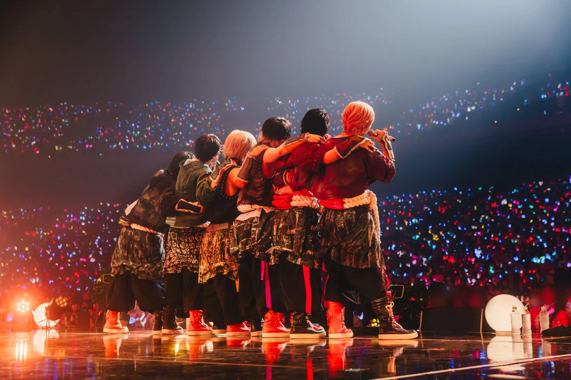 アリーナツアーファイナル公演で肩を組むいれいすメンバー