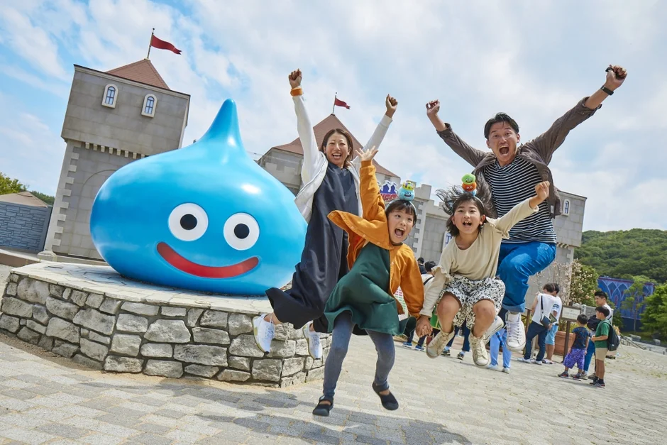 「ドラゴンクエスト アイランド」でスライムとジャンプする家族