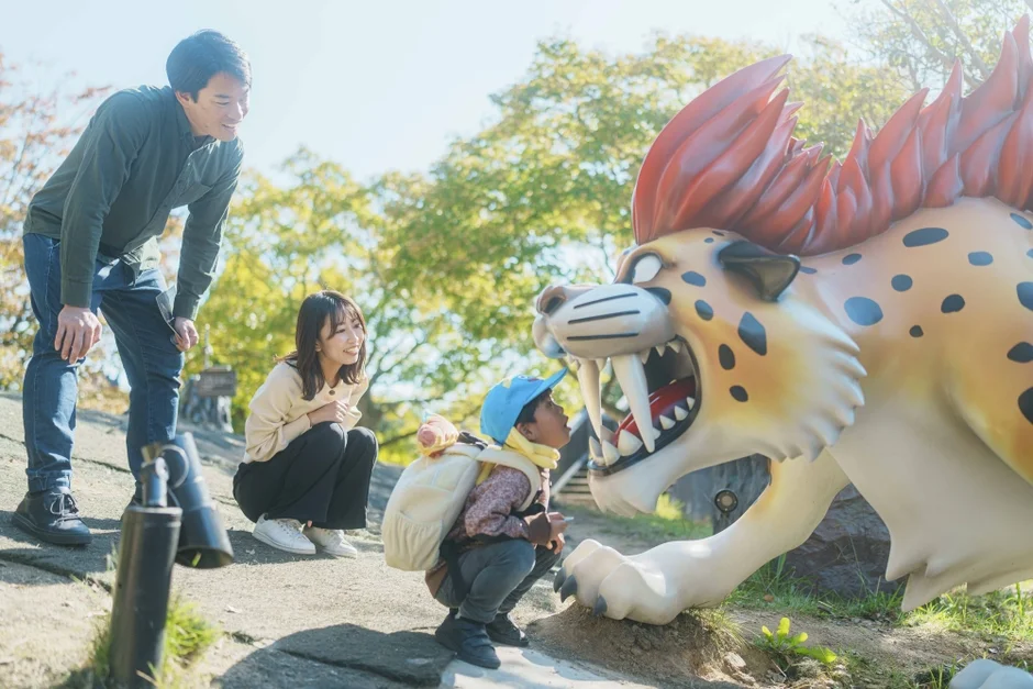 「ドラゴンクエスト アイランド」でモンスターと対峙する親子