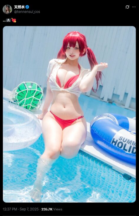 夏の終わりに最高の船長姿！　天然水、宝鐘マリンのコスプレでプールサイド撮影を披露
