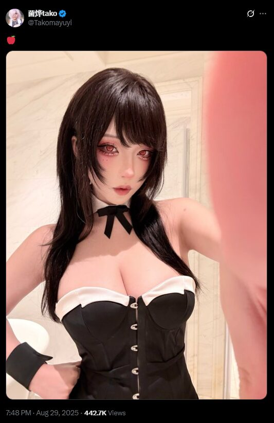 真っ赤なリップが妖艶すぎ! 　菌烨tako、セクシーな黒×白の衣装写真を公開